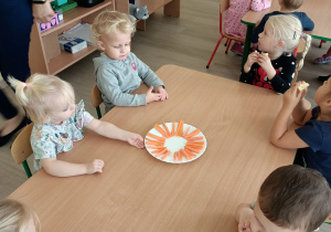 Dzieci jedzą marchewkę